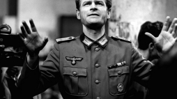 Aktor Stanisław Mikulski podczas realizacji serialu sensacyjnego „Stawka większa niż życie” w reżyserii Janusza Morgensterna i Andrzeja Konica, 1967 r. Fot. PAP/CAF-archiwum