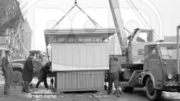 Gdańsk, 12.1970. Ustawianie na Targu Drzewnym, koło Domu Prasy, nowego kiosku Zjednoczenia Upowszechniania Prasy i Książki Ruch w miejscu spalonego podczas wydarzeń grudniowych 1970. Fot. PAP/KFP/Zbigniew Kosycarz