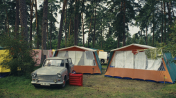 Augustów sierpień1973 r. Wakacyjny wypoczynek. Nz. pole namiotowe, na pierwszym planie auto marki Trabant 601. Fot. PAP/Chris Niedenthal