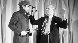 Kabaret Dudek, Wiesław Gołas (L) oraz Edward Dziewoński (P) podczas występu w grudniu 1974 r. Fot. PAP/Witold Rozmysłowicz
