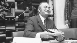 Prozaik, scenarzysta, dramaturg Edmund Niziurski podpisuje swoje książki, 1975 r. Fot. PAP/Andrzej Rybczyński