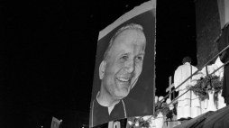 Kraków, 16.10.1978. 16 października 1978 roku polski kardynał Karol Wojtyła został wybrany na papieża i przyjął imię Jan Paweł II. Nz. wieczorem przed katedrą na Wawelu została odprawiona polowa msza dziękczynna. Fot. PAP/Maciej Sochor