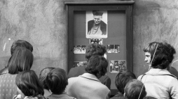 Wadowice, 17.10.1978. 16 października 1978 roku polski kardynał Karol Wojtyła został wybrany na papieża i przyjął imię Jan Paweł II. Nz. w gablocie na ścianie budynku plebanii kościoła pw. Ofiarowania Najświętszej Maryi Panny, w którym Wojtyła został ochrzczony, pojawiły się okolicznościowe zdjęcia. Fot. PAP/Bogdan Różyc