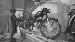 Wytwórnia Sprzętu Komunikacyjnego w Świdniku, motocykl WSK, 1979 r. Fot. PAP/Zbigniew Jaśkiewicz