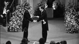Szwecja, Sztokholm, 10.12.1980. Czesław Miłosz (L) podczas ceremonii wręczenia Nagrody Nobla w dziedzinie literatury. Fot. PAP/CAFJerzy Undro