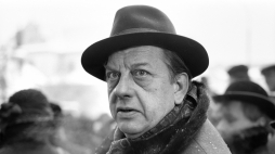 Plan zdjęciowy filmu fabularnego pt. Dziewczęta z Nowolipek, w reżyserii Barbary Sass, na podstawie prozy Poli Gojawiczyńskiej. Na zdjęciu: aktor Mariusz Dmochowski jako aptekarz Filip, Warszawa 1985. Fot.  PAP/Afa Pixx/Krzysztof Wellman