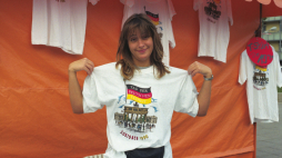 Berlin, 1 października 1990. Zjednoczenie Niemiec. Nz. sprzedaż koszulek okolicznościowych z napisem: „Dzień niemieckiego zjednoczenia 3 października 1990” („Tag der deutschen Einheit 3.Oktober 1990”). Fot. PAP/Janusz Mazur