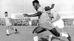 W akcji Pele podczas meczu Brazylia - Szwecja z 8 maja 1960 r. Fot. PAP/EPA