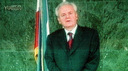 Kadr z telewizji jugosłowiańskiej – 6 października 2000 roku. Przemówienie prezydenta Jugosławii, Slobodana Miloševicia. Milošević pogratulował wybranemu prezydentowi Vojislavowi Koštunicy zwycięstwa w wyborach z 24 września. Podziękował również wyborcom, którzy na niego głosowali, i powiedział, że on oraz jego rodzina zamierzają odpocząć. Fot. PAP/EPA PHOTO CORR/STR
