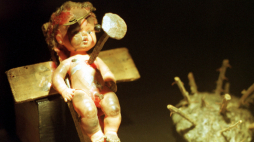 Wystawa pn. „Czarownice, magia, demony”. N/z: ukrzyżowana lalka ma wywołać u noworodka groźne choroby, Wrocław 2000 r. Fot. PAP Adam Hawałej