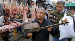 Tradycyjny bazar w Uzbekistanie. Fot. PAP/EPA/Sergei Supinsky