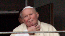 Rzym, 27.02.2005. Papież Jan Paweł II po modlitwie Anioł Pański w oknie swojego pokoju w rzymskiej klinice Gemelli. Fot. PAP/EPA/ETTORE FERRARI