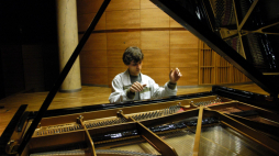 Rafał Blechacz, przedstawiciel polskiej ekipy na XV Międzynarodowy Konkurs Pianistyczny im. Fryderyka Chopina, czerwiec 2005 r. Fot. PAP/Andrzej Rybczyński