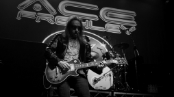 Były członek zespołu KISS, Ace Frehley, wystąpił podczas pierwszego koncertu swojej australijskiej trasy w Metropolis w Fremantle, 1 lutego 2010 roku. Frehley, wcześniej znany z czarno-biało-srebrnego makijażu Spacemana, kiedy był w KISS, wystąpi w Perth, Adelajdzie, Melbourne, Sydney i Brisbane na początku lutego. Fot. PAP/EPA/TONY MCDONOUGH