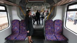 Wnętrze pociągu warszawskiej SKM. Fot. PAP/Paweł Supernak