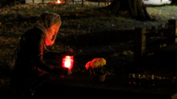 Znicze na grobach na cmentarzu św. Jakuba, w dniu Wszystkich Świętych. Fot. PAP/Tomasz Waszczuk