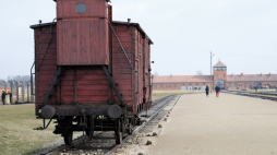 Wagon na rampie przed dawnym obozem Auschwitz-Birkenau. Fot. PAP/Andrzej Grygiel