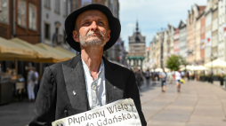 Organizator flisu Jarosław Kałuża podczas finału XV Królewskiego Flisu na Wiśle w Gdańsku. Fot. PAP/Jan Dzban