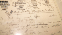 Rękopis tekstu „Bohemian Rhapsody” - autor Freddie Mercury. Fot. PAP/EPA/Sarah Yenesel