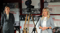 Agnieszka Będkowska (P) i zastępca dyrektora ds. inwestycji w WFDiF Joanna Skierska (L), 2023 r. Fot. PAP/Paweł Supernak