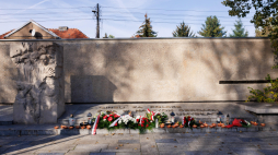 Akcja Zapal Znicz Pamięci, b. obóz w Żabikowie. Fot. PAP/Marek Zakrzewski