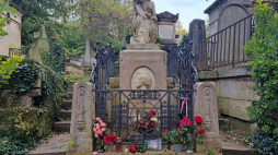 Grób Fryderyka Chopina na cmentarzu Pere-Lachaise w Paryżu. Fot. PAP/Anna Wróbel