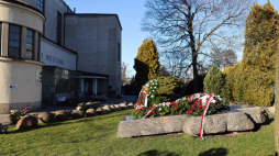 Grób ks. Jerzego Popiełuszki przy kościele św. Stanisława Kostki na warszawskim Żoliborzu. Fot. PAP/Albert Zawada