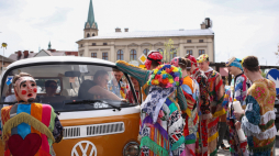 Wilamowice - Śmiergust, czyli tradycja polewania wodą w Poniedziałek Wielkanocny panien na wydaniu przez przebranych w obrzędowe stroje "Śmierguśników". Fot. PAP/Jarek Praszkiewicz