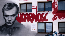 Mural poświęcony ks. Jerzemu Popiełuszce na budynku szkoły w Suchowoli. Fot. PAP/Michał Zieliński