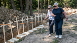 Pogrzeb ekshumowanych szczątków polskich ofiar zbrodni wołyńskiej na terenie dawnej wsi Puźniki w dzisiejszym obwodzie tarnopolskim na zachodzie Ukrainy, 6 września 2025 r. W nocy z 12 na 13 lutego 1945 r. ukraińscy nacjonaliści wymordowali w Puźnikach – według różnych źródeł – od 50 do 120 Polaków. Podczas trwających od 23 kwietnia do 10 maja br. ekshumacji znaleziono szczątki co najmniej 42 osób – kobiet, mężczyzn i dzieci. Fot. PAP/Vladyslav Musiienko