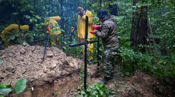 Prace poszukiwawcze prowadzone z inicjatywy ukraińskiego IPN we wsi Jureczkowa. Fot. PAP/Darek Delmanowicz