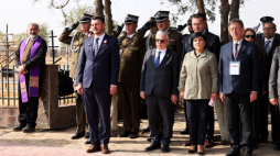 Szef Urzędu do Spraw Kombatantów i Osób Represjonowanych Lech Parell, senator PiS Andrzej Pająk i senator KO Bogdan Borusewicz na uroczystości na Polskim Cmentarzu Wojennym w Taszkencie, Obchody 85. rocznicy masowych deportacji polskich obywateli do ZSRR podczas II wojny światowej. Fot. PAP/Albert Zawada