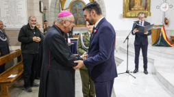 Szef Urzędu do Spraw Kombatantów i Osób Represjonowanych Lech Parell (C-P) wręczył medal Pro Patria administratorowi apostolskiemu Uzbekistanu ks. bp. Jerzemu Maculewiczowi (C-L) podczas uroczystości w polskim kościele w Taszkencie. Fot. PAP/Albert Zawada