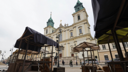 Prace na planie filmowym na Krakowskim Przedmieściu w Warszawie, gdzie powstają zdjęcia do nowej wersji "Lalki". Fot. PAP/Szymon Pulcyn