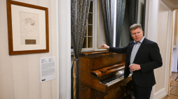 Kustosz Muzeum Fryderyka Chopina w Warszawie Seweryn Kuter podczas oprowadzania po muzeum, 13 bm. W stolicy trwa XIX Międzynarodowy Konkurs Pianistyczny im. Fryderyka Chopina. Fot. PAP/Radek Pietruszka