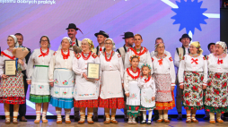 Członkowie Artystycznego Zespołu Górali Czadeckich „Jodełki” z Żagania podczas uroczystości z okazji wpisania Tradycji Górali Czadeckich oraz Wesela Górali Bukowińskich podczas uroczystości wręczenia decyzji o wpisie na Krajową listę niematerialnego dziedzictwa kulturowego. Fot. PAP/Marcin Obara
