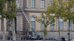 Policja przed wejściem do Luwru po kradzieży do której doszło 19 października 2025. Fot. PAP/EPA/Mohammed Badra