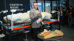 Dyrektor CNK Robert Firmhofer na prezentacji mastodonzaura i inauguracji przedsięwzięcia tzw. nauki obywatelskiej w Centrum Nauki Kopernik w Warszawie. Fot. PAP/Rafał Guz