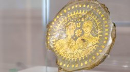 Odnaleziony w USA fragment szklanego naczynia z IV w., pochodzący z kolekcji gołuchowskiej, przekazany do zbiorów Muzeum Narodowego w Poznaniu. Fot. PAP/Jakub Kaczmarczyk