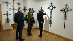 Otwarcie wystawy „Nagrobny krzyż kowalski na Podlasiu” w Podlaskim Muzeum Kultury Ludowej w Wasilkowie. Fot. PAP/Artur Reszko
