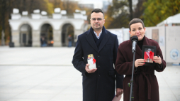 Minister kultury i dziedzictwa narodowego Marta Cienkowska (P) oraz sekretarz stanu w MKiDN Maciej Wróbel (L) podczas konferencji prasowej dot. akcji „Płomień pamięci” towarzyszącej obchodom 100. rocznicy odsłonięcia Grobu Nieznanego Żołnierza w Warszawie. Fot. PAP/Marcin Obara