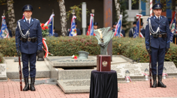 Państwowy pogrzeb nieznanego z imienia i nazwiska policjanta II Rzeczypospolitej – ofiary Zbrodni Katyńskiej, 30 bm. na terenie Komendy Wojewódzkiej Policji w Katowicach. Fot. PAP/Jarek Praszkiewicz 