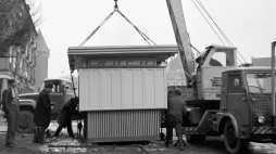 Gdańsk, grudzień 1970. Ustawianie na Targu Drzewnym, koło Domu Prasy, nowego kiosku Zjednoczenia Upowszechniania Prasy i Książki Ruch w miejscu spalonego podczas wydarzeń grudniowych 1970. Fot. PAP/KFP/Zbigniew Kosycarz
