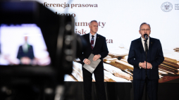 Konferencja prasowa, podczas której dr Karol Polejowski, zastępca prezesa IPN (P) oraz prok. Andrzej Pozorski, dyrektor pionu śledczego IPN (L), przekazali informacje o wszczęciu śledztwa w sprawie nielegalnego przechowywania dokumentów Zwiadu WOP. Fot. Sławek Kasper (IPN)