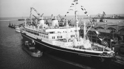 Statek pasażerski Piłsudski w gali banderowej w porcie gdyńskim w 1934 r./NAC