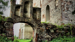 Zamek w Bezławkach, obecnie kościół filialny parafii w Wilkowie Wielkim, zdjęcie z 2012 r. Fot. 1bumer, CC BY-SA 3.0 PL <https://creativecommons.org/licenses/by-sa/3.0/pl/deed.en>, via Wikimedia Commons