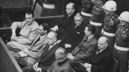 Główni oskarżeni w procesie w Nornyberdze. Pierwszy rząd, od lewej: Göring, Heß, von Ribbentrop, Keitel. Za nmi: Dönitz, Raeder, von Schirach und Sauckel./de.wikipedia
