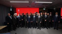 Byli studenci Wyższej Oficerskiej Szkoły Pożarniczej odznaczeni krzyżami Wolności i Solidarności. Fot. IPN/Krzysztof Koplon