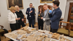 Dokumenty odkryte w zabytkowej kamienicy na Saskiej Kępie w Warszawie. Fot. Mazowiecki Konserwator Zabytków