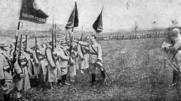 Gen. Józef Haller 6 października 1918 r. składa przysięgę na sztandar I Pułku Strzelców i obejmuje dowództwo nad armią polską we Francji. Jego żołnierze byli uzbrojeni w karabiny Berthier i Lebel. Fot. PAP/CAF reprod. 